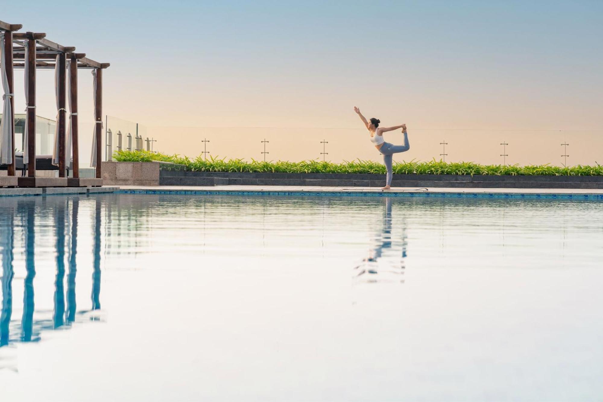 Sheraton Кантхо Екстер'єр фото The swimming pool at the Ritz-Carlton, DIFC