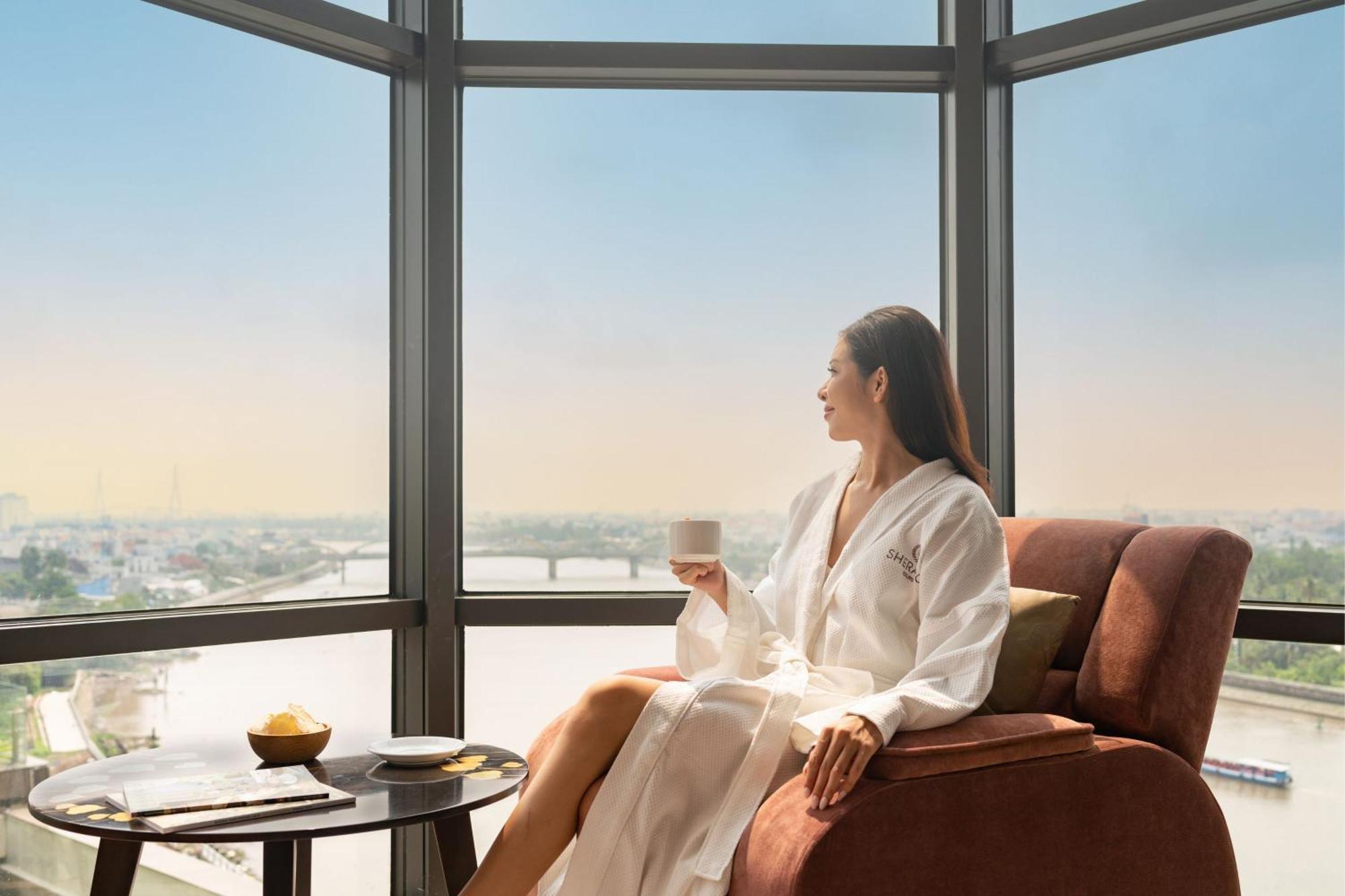 Sheraton Кантхо Екстер'єр фото A woman wearing a bathrobe